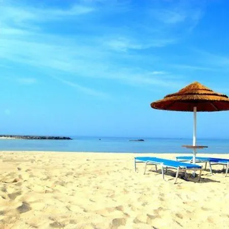 With A Beautiful Seafront Views Makenzie 101 Vilă
