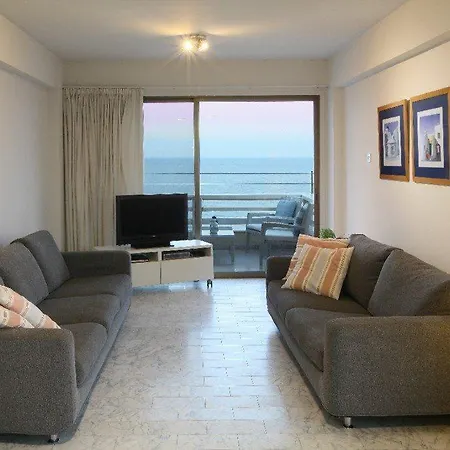 With A Beautiful Seafront Views Makenzie 101