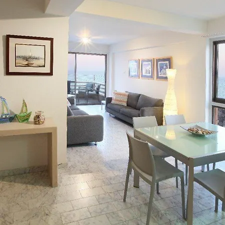 With A Beautiful Seafront Views Makenzie 101 Villa